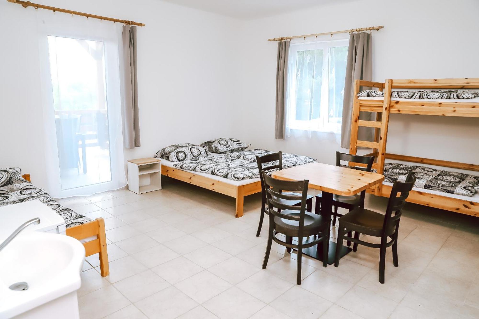Chaty A Apartmany Hracholusky Kemp Kosatka Pnovany Chambre photo