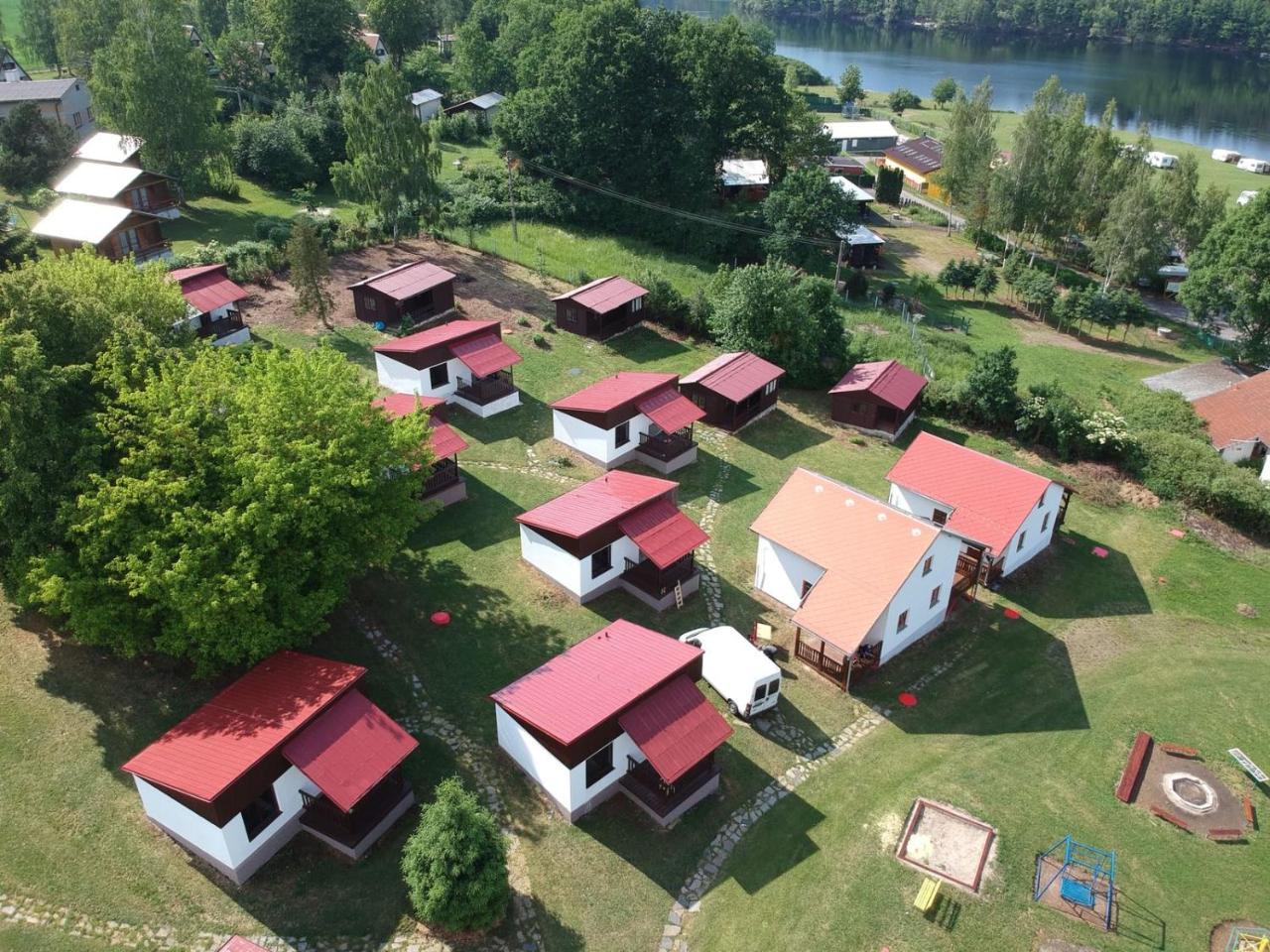 Chaty A Apartmany Hracholusky Kemp Kosatka Pnovany Extérieur photo
